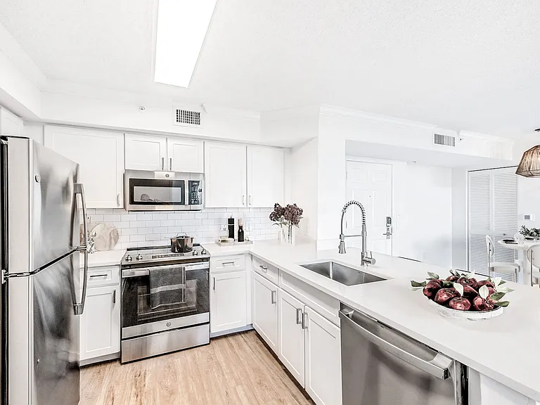Gables Grand Plaza Apartments — Photo 33