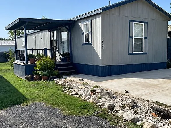 2727 E Main St Trailer 267, Uvalde, TX 78801