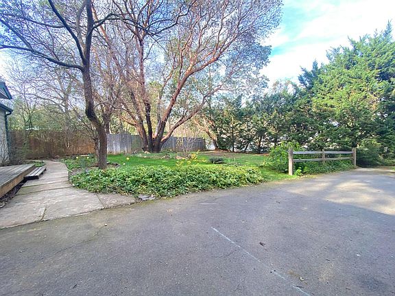 2nd image of 233 Upper Applegate Rd