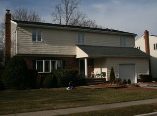 7 Daniel Dr, Farmingdale, NY 11735