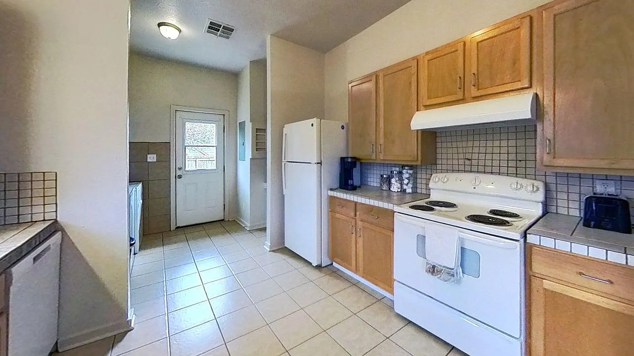 615 W Martin Luther King Dr — Photo 2