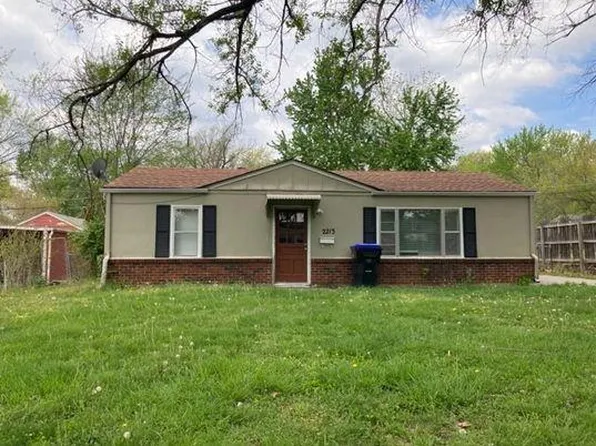 2213 SW Winterwood Ln, Topeka, KS 66614