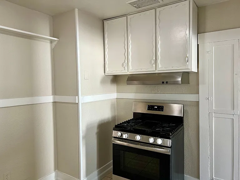 1042 N Harrison Ave — Photo 12