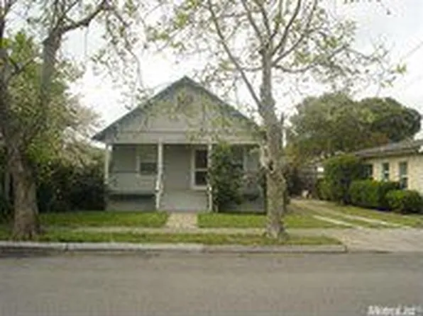 514 California Ave, Oakdale, CA 95361