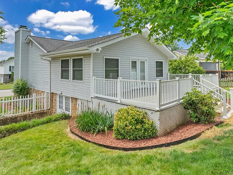 1905 Summerfield Dr — Photo 32