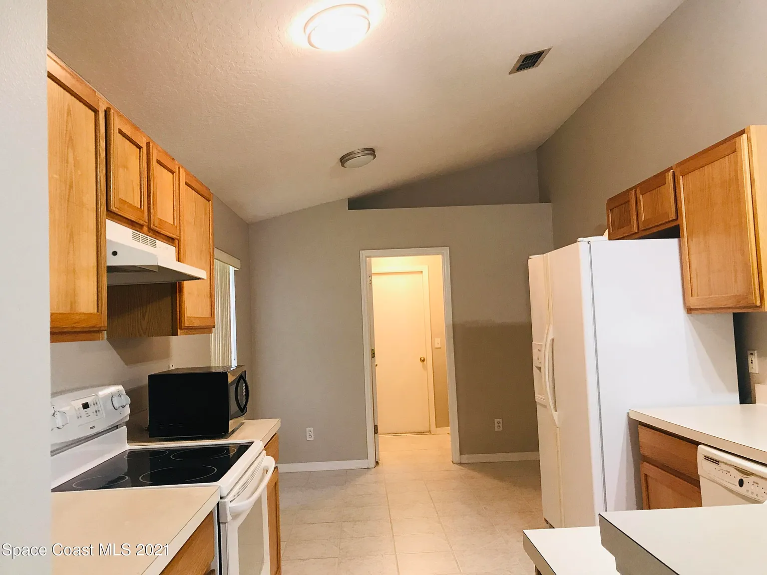 3 bed, 2.0 bath, 1865 sqft, $2,400 — Photo 4
