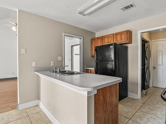 3rd image of 6636 Oakbrook Dr