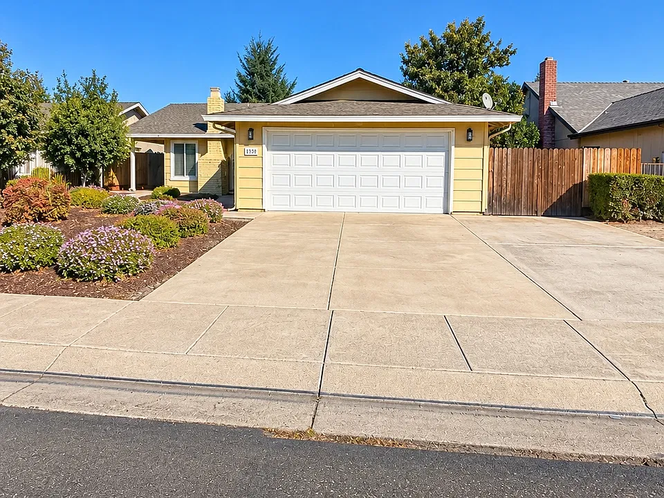 1093 Pepperwood Dr