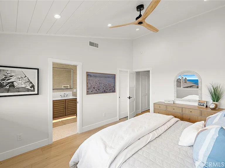 74 Blue Lagoon — Photo 34