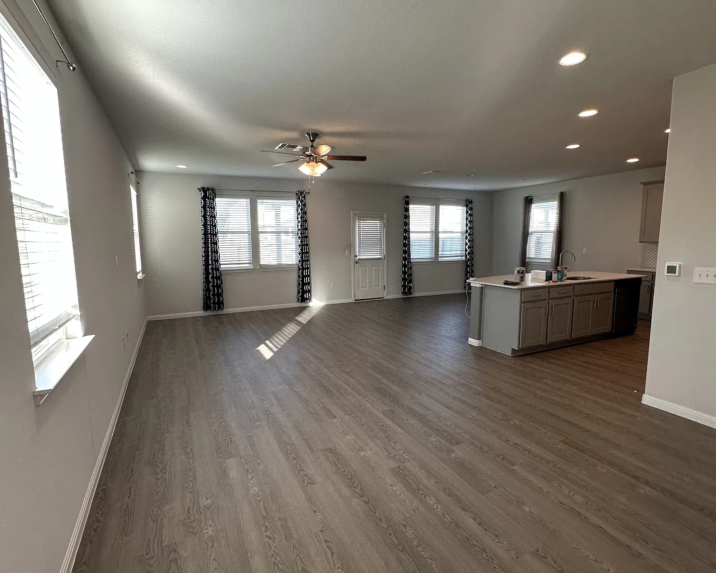 4 bed, 2253 sqft, $2,300 — Photo 3