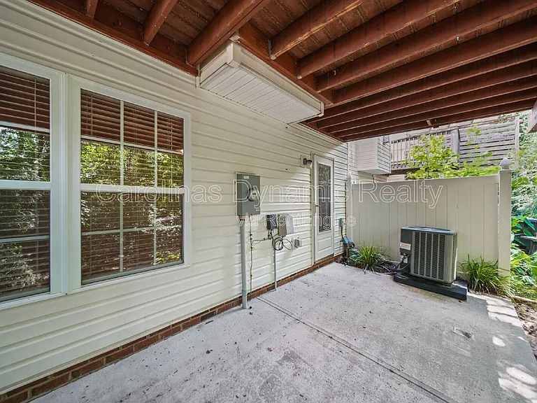 1526 Royal Auburn Ave — Photo 32