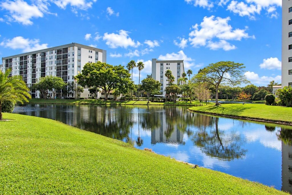 2230 N CYPRESS BEND Drive #410, photo 5