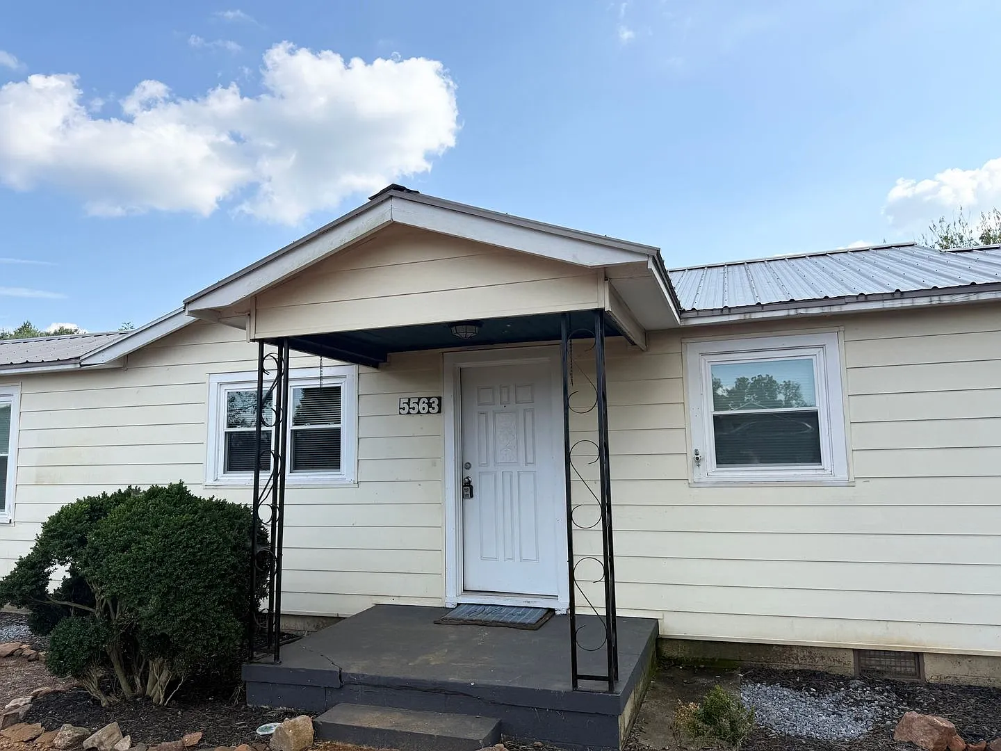 2 Bedroom with Bonus Room Home for Rent Newton, NC — Photo 2