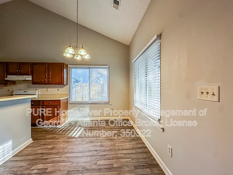 3 bed, 2.5 bath, 2908 sqft, $1,945 — Photo 2