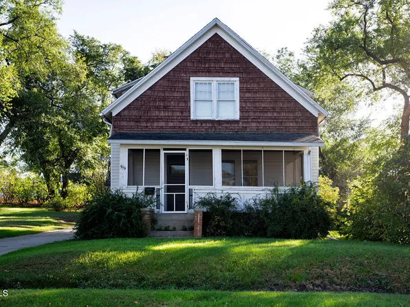 919 6th Ave SE, Jamestown, ND 58401