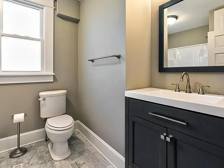 1348 Summit St — Photo 9