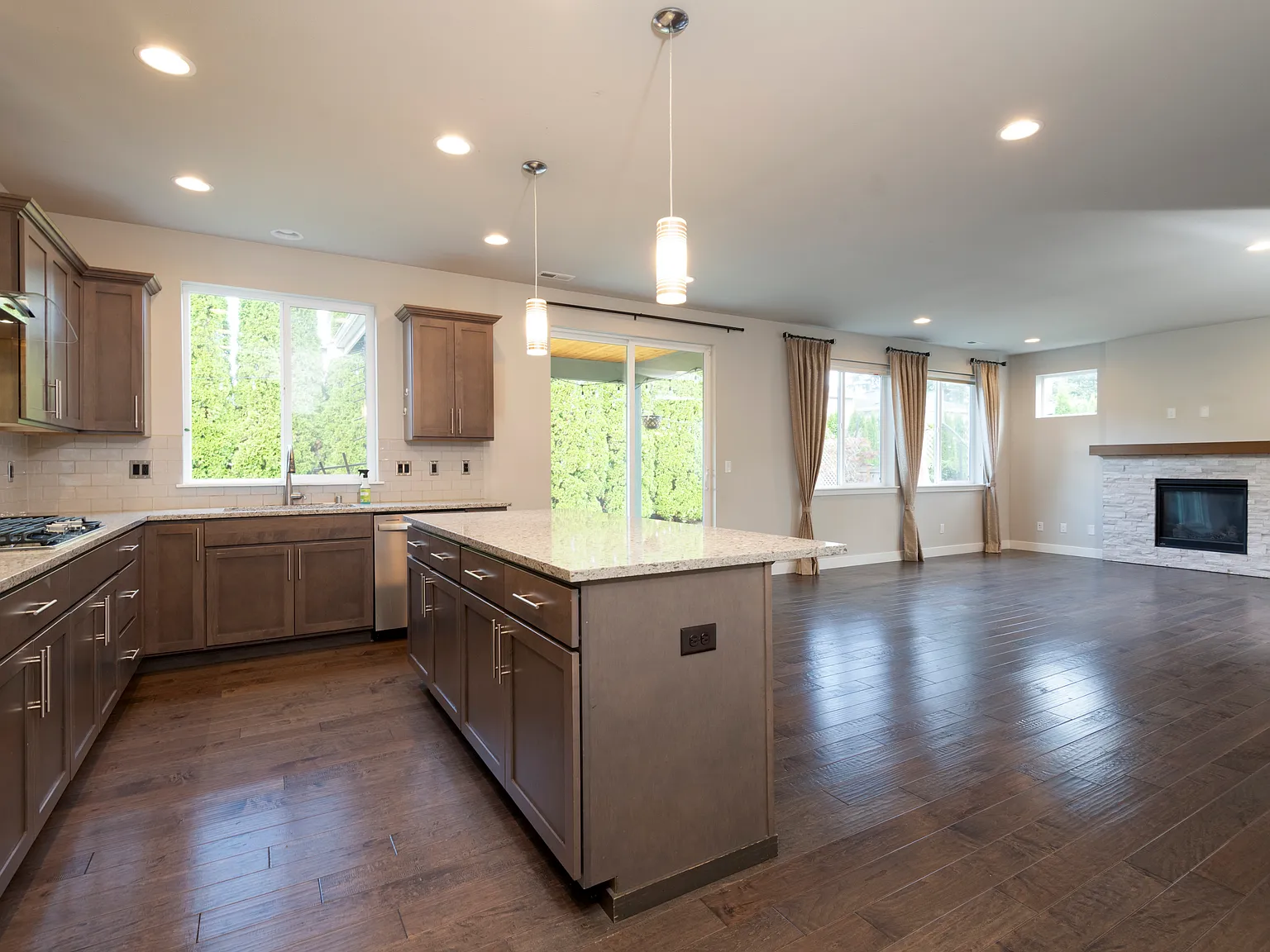4 bed, 2676 sqft, $4,250 — Photo 3