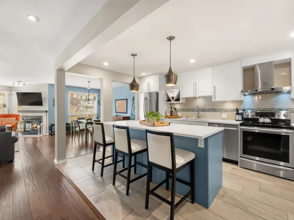 1220 Quayside Dr #208A, New Westminster, BC V3M 6H1