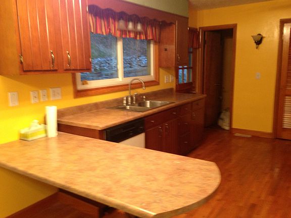 3rd image of 122 Larkspur Dr