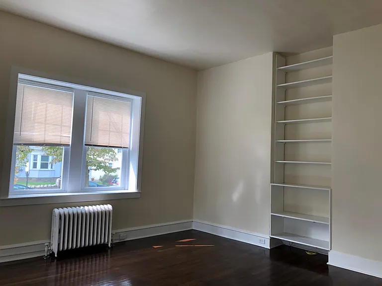 Living Room, high ceilings