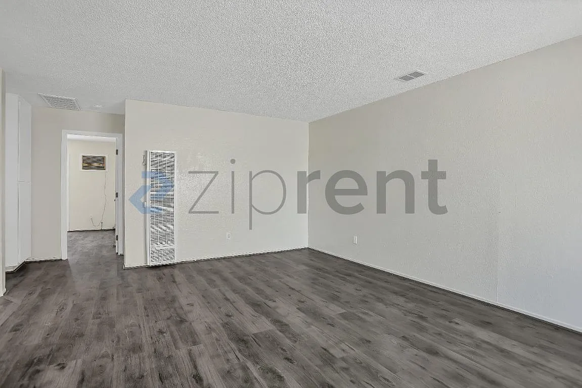 2 bed, 826 sqft, $1,345 — Photo 3