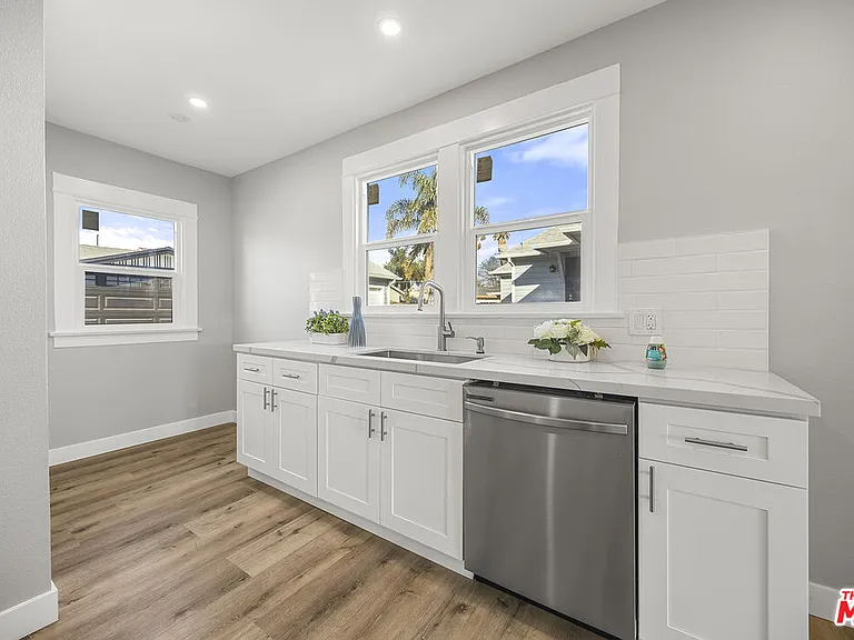 5465 S Victoria Ave — Photo 10