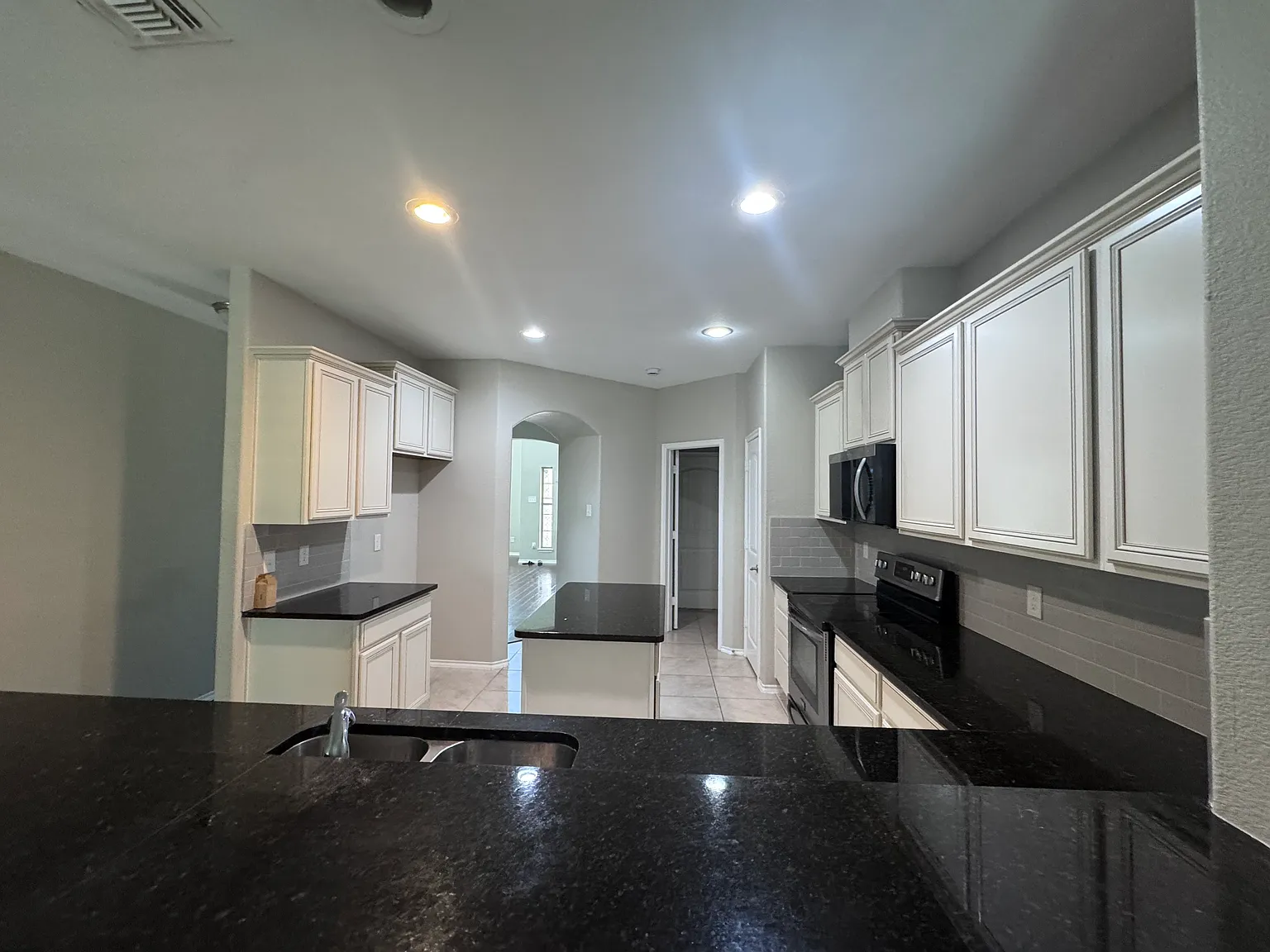 4 bed, 2940 sqft, $2,700 — Photo 4