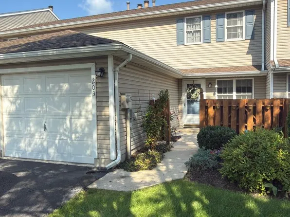 203 Pine Ct, York, PA 17408