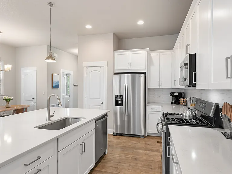 Bright modern house with stylish living room, fully equipped kitchen with island, and spacious dining area. Comfortable spaces perfect for long stays with family or friends. Book your vacation home now!