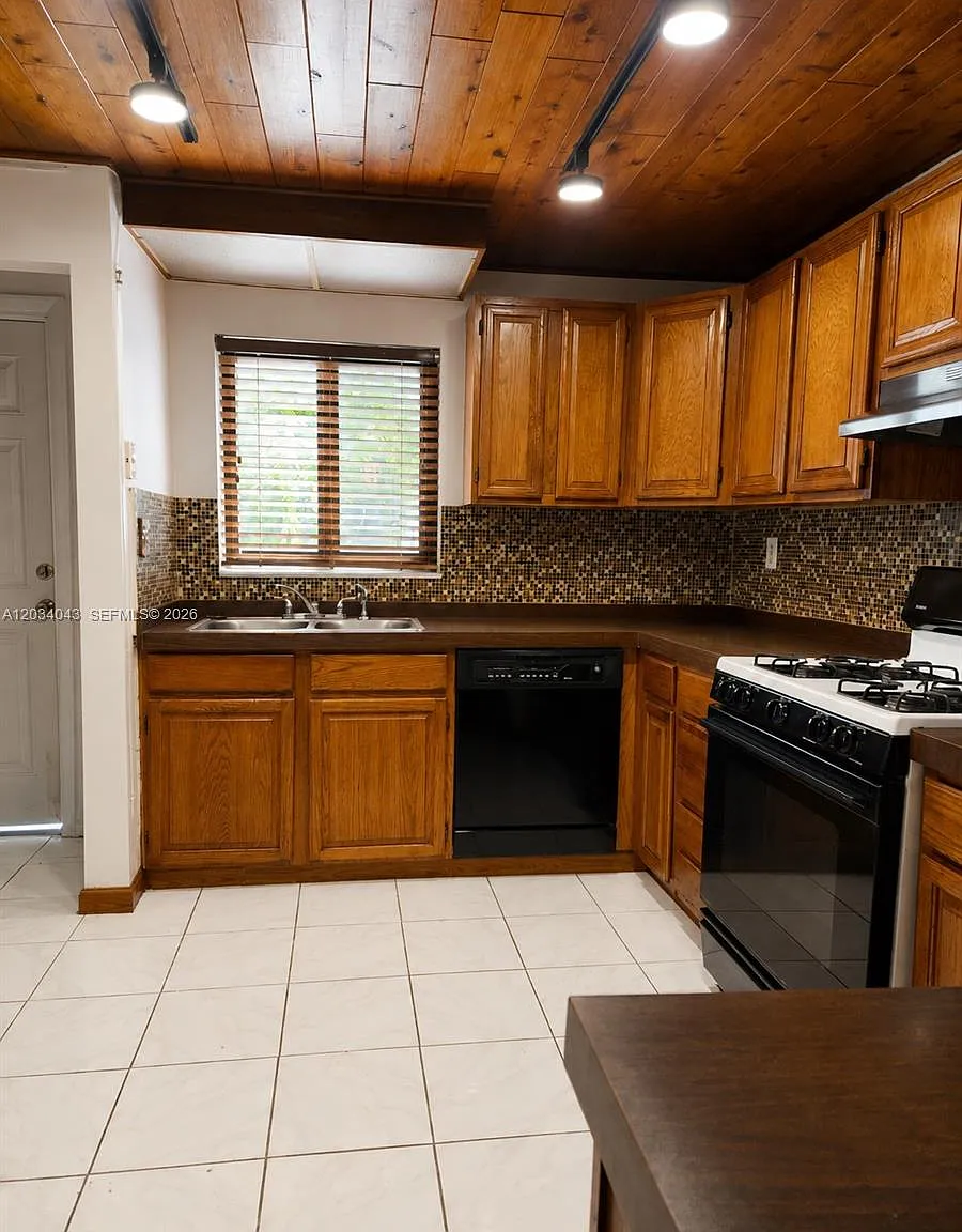 Snapper Creek Townhouses — Photo 4
