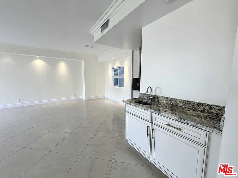 121 S Palm Dr #404 — Photo 22