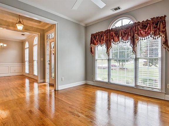 4th image of 725 Pella Ct