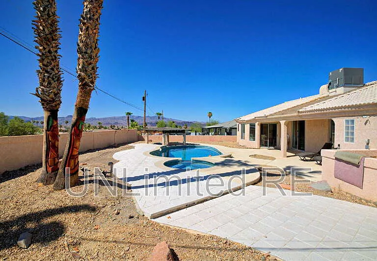 304 Acoma Blvd S — Photo 6