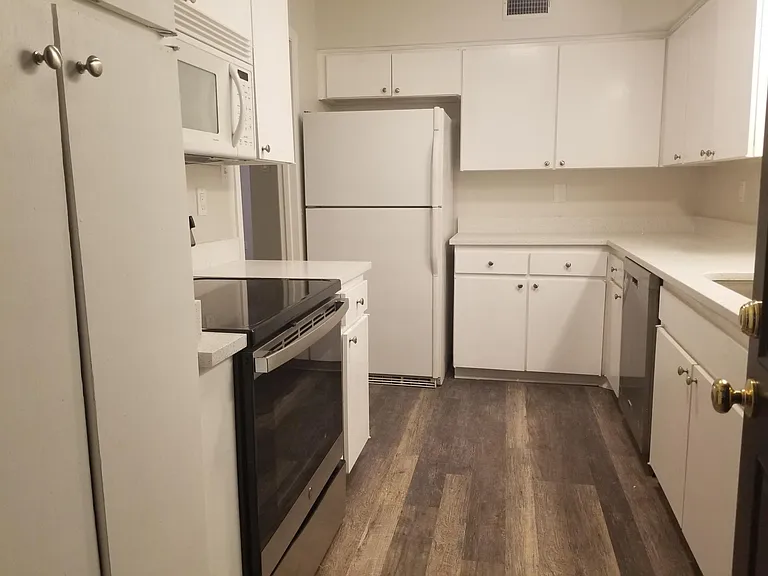 3437 Lovers Ln #C — Photo 9