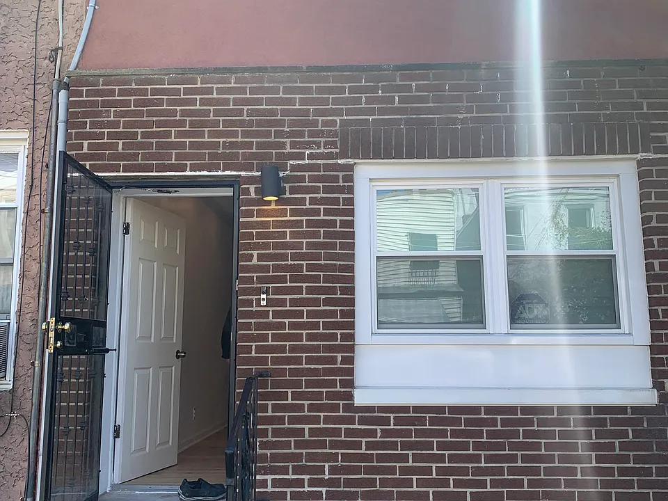 1310 Annin St