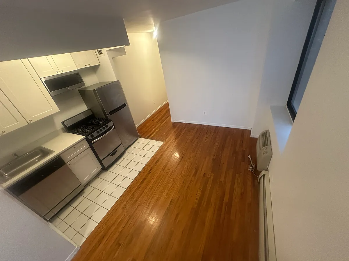 Building Photo - 439 E 75th St #31