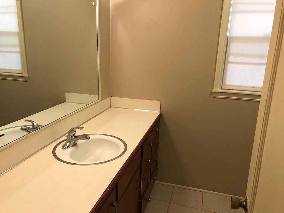 Clean large bathroom
