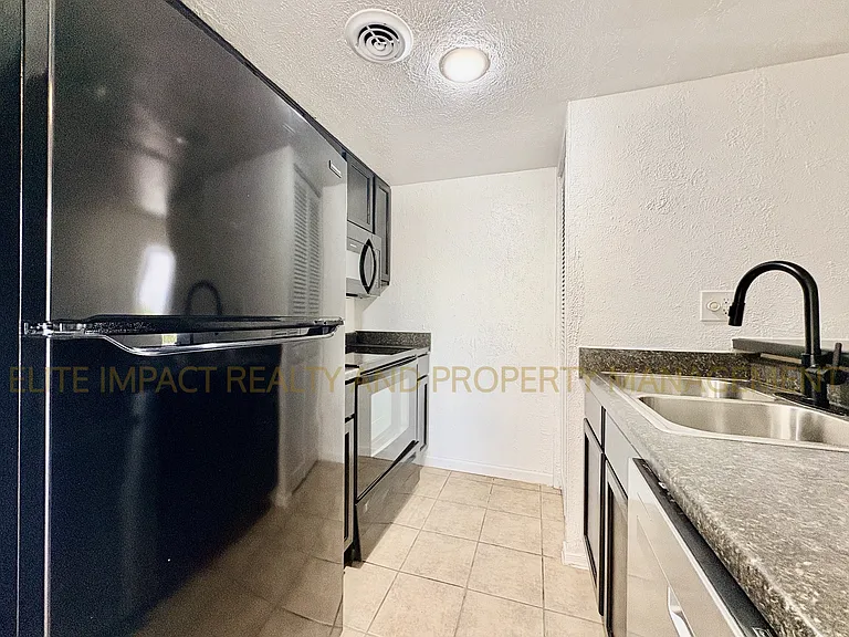 1620 N Wilmot Rd — Photo 10