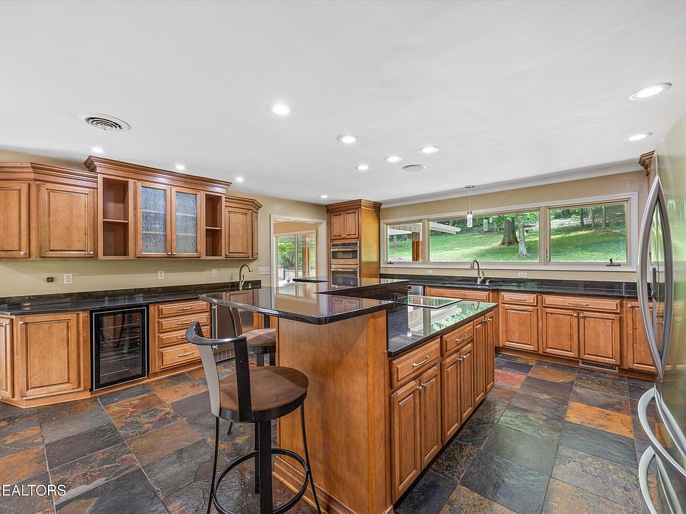 10th image of 3521 Montlake Dr