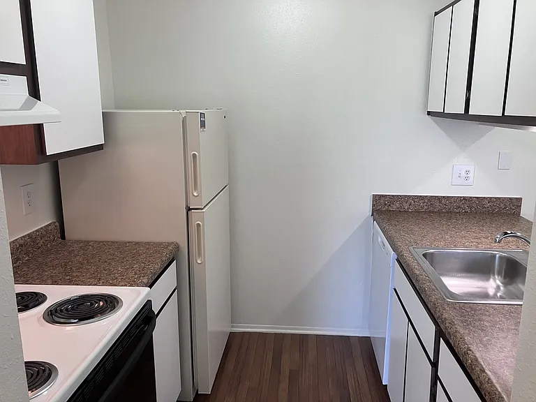 Windsor Place Apartments — Photo 73