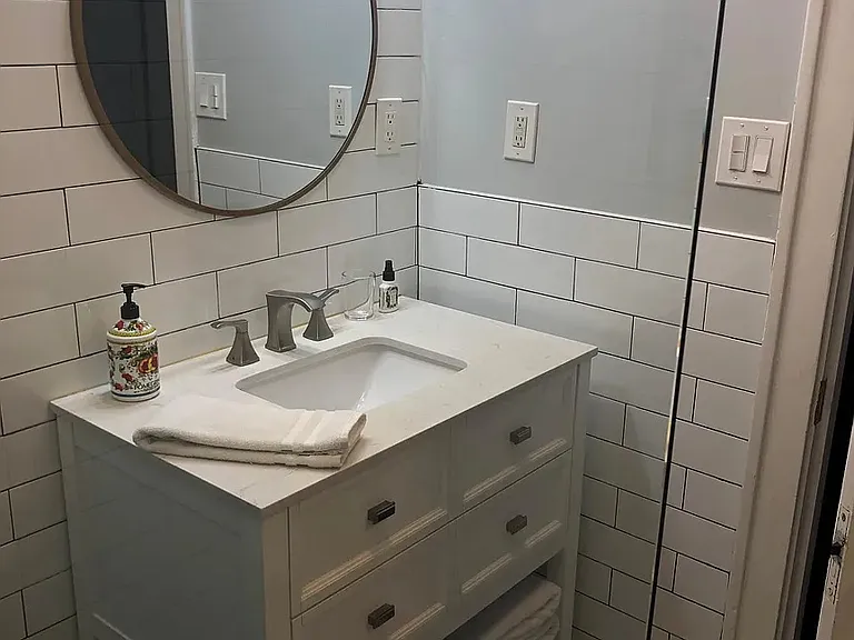 211 W 51st St #1 — Photo 18