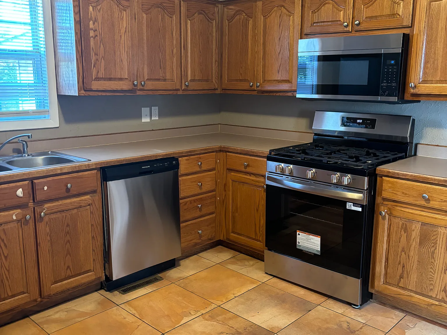 3 bed, 1116 sqft, $1,100 — Photo 3