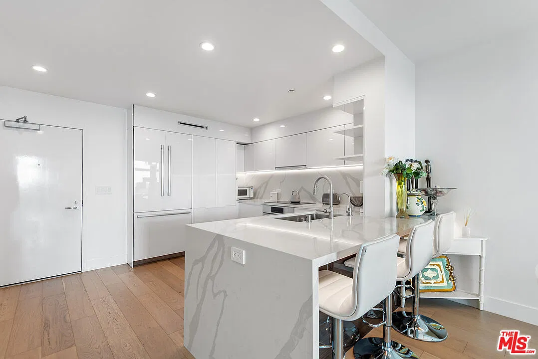 2 bed, 2.5 bath, 1431 sqft, $7,495 — Photo 3