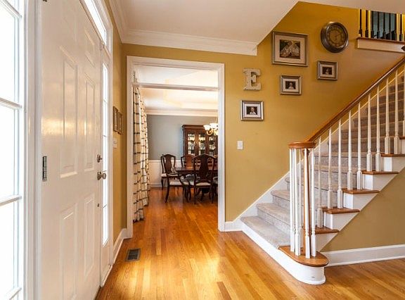 3rd image of 815 Foxfield Ln