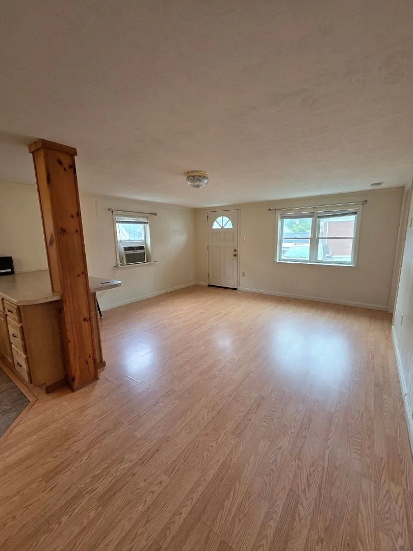 $750 - 1 Bedroom / 1 Bath Unfurnished Apartment in Downtown Sylva — Photo 3
