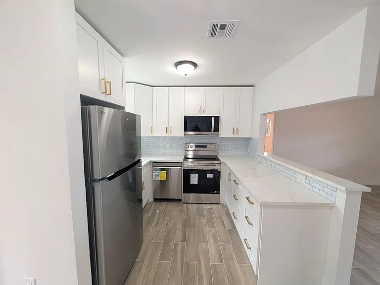 1733 NW 18th St — Photo 14