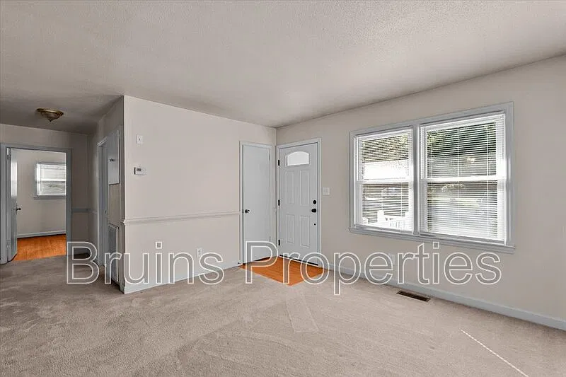3 bed, 1.0 bath, 850 sqft, $1,300 — Photo 4