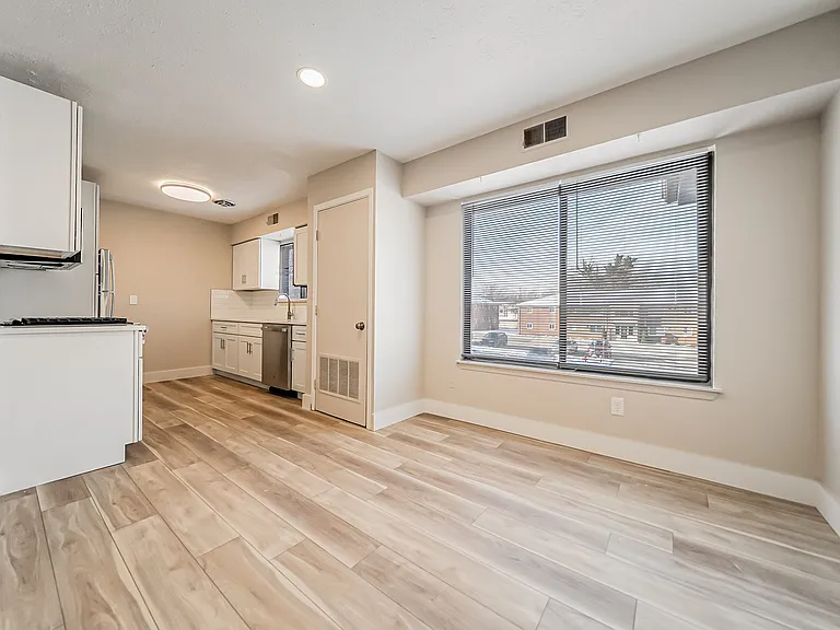 Hallwood Manor Apartments — Photo 12