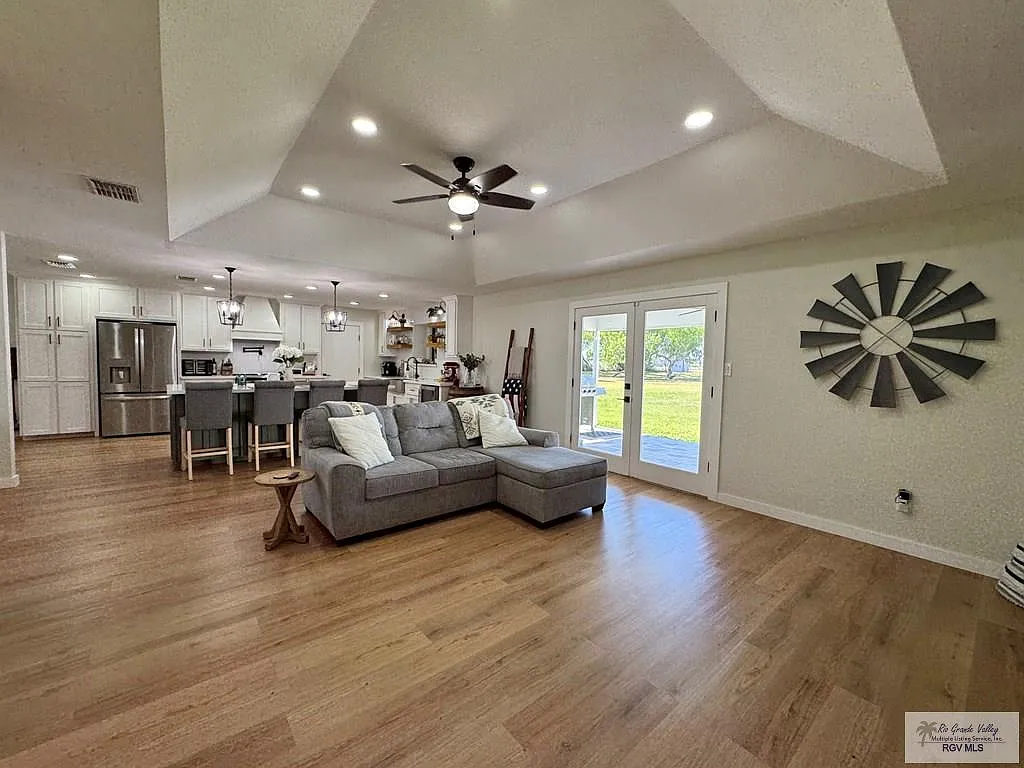 4 bed, 2.0 bath, 1943 sqft, $3,000 — Photo 3