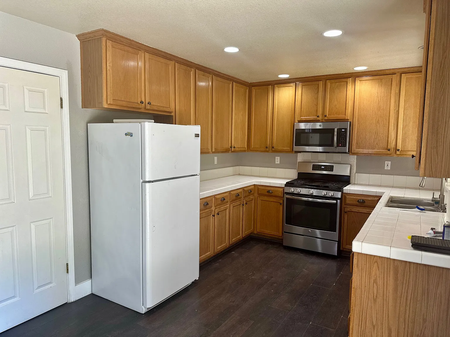 3 bed, 2.5 bath, 1607 sqft, $3,400 — Photo 3